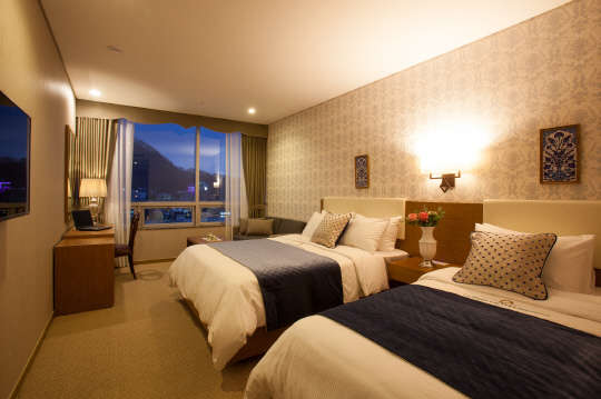 르와지르호텔서울명동이 서울 한복판 명동에서 쇼핑도 즐기고 남산 뷰도 만끽할 수 있는 패키지를 마련했다. 합리적인 금액으로 제공되며 백화점 상품권도 증정한다. 호텔 홈페이지(www.loisir-md.com)와 전화(02-6936-6000)로 예약할 수 있다.     르와지르호텔서울명동 제공